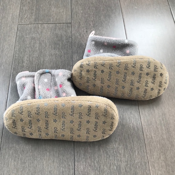 Old navy toddler dotted slippers! - Picture 3 of 4